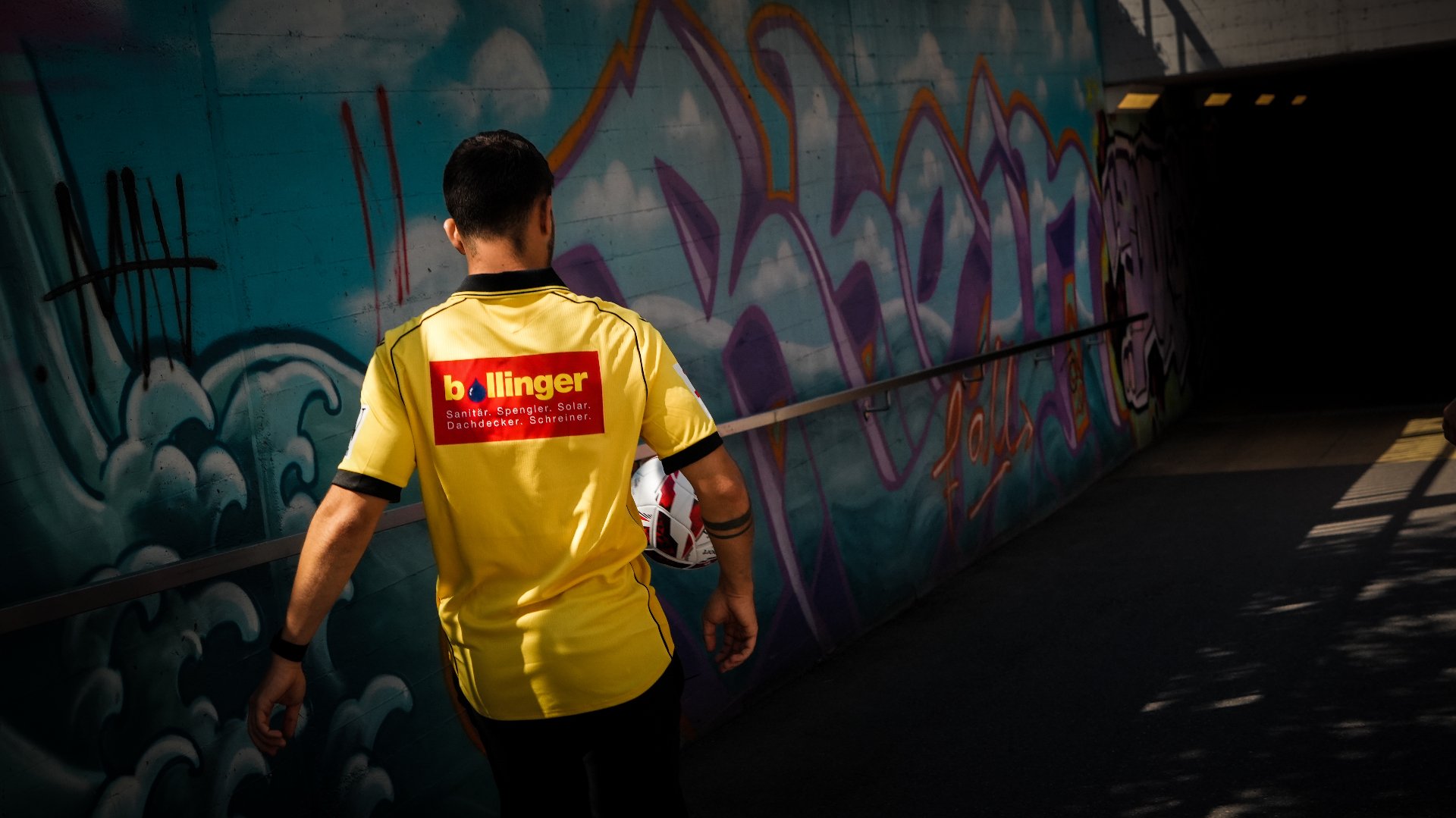 FC Schaffhausen — Spieler im Tunnel zum Spielfeld