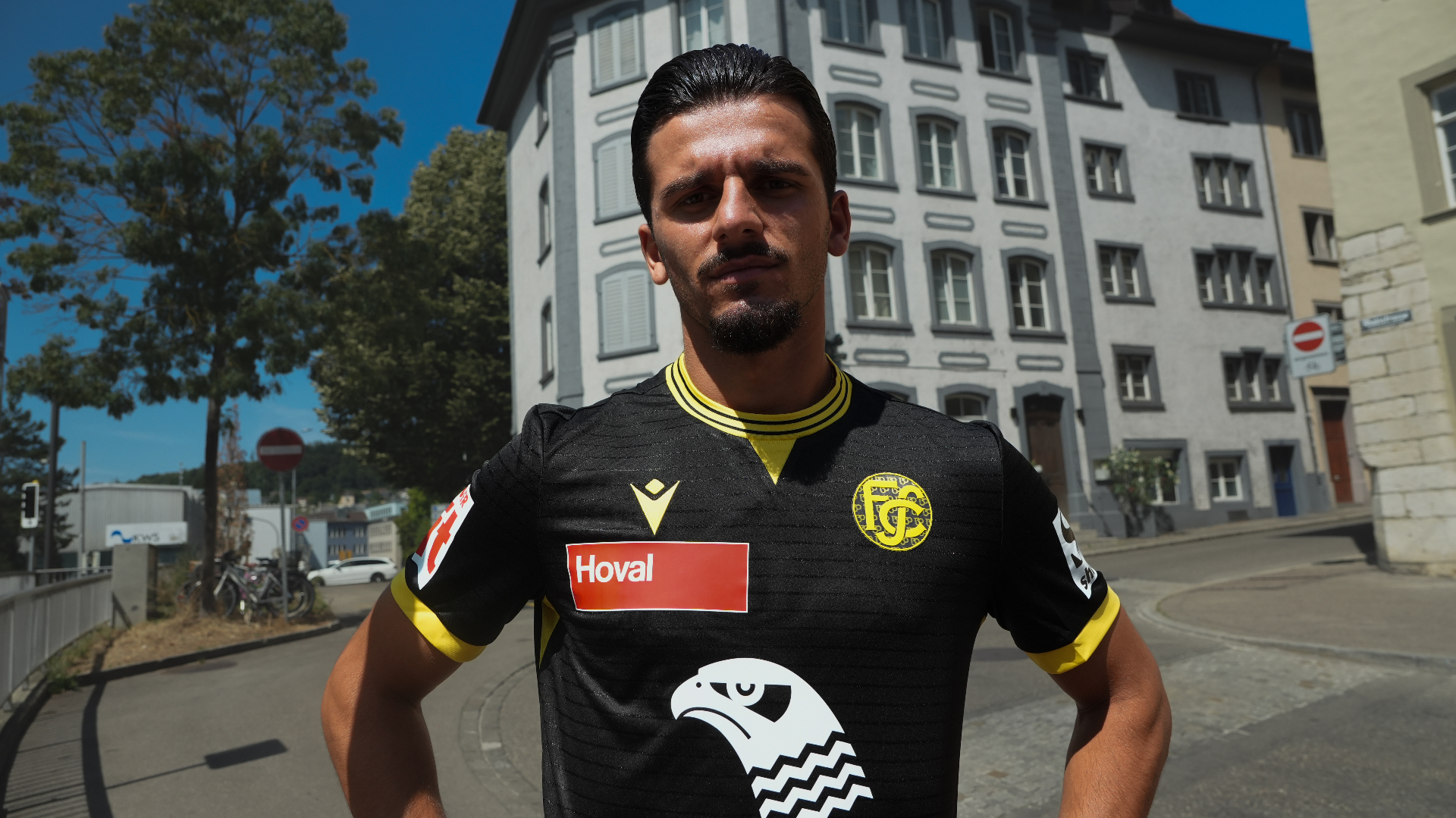 FC Schaffhausen — Spieler im Auswärtstrikot in der Altstadt