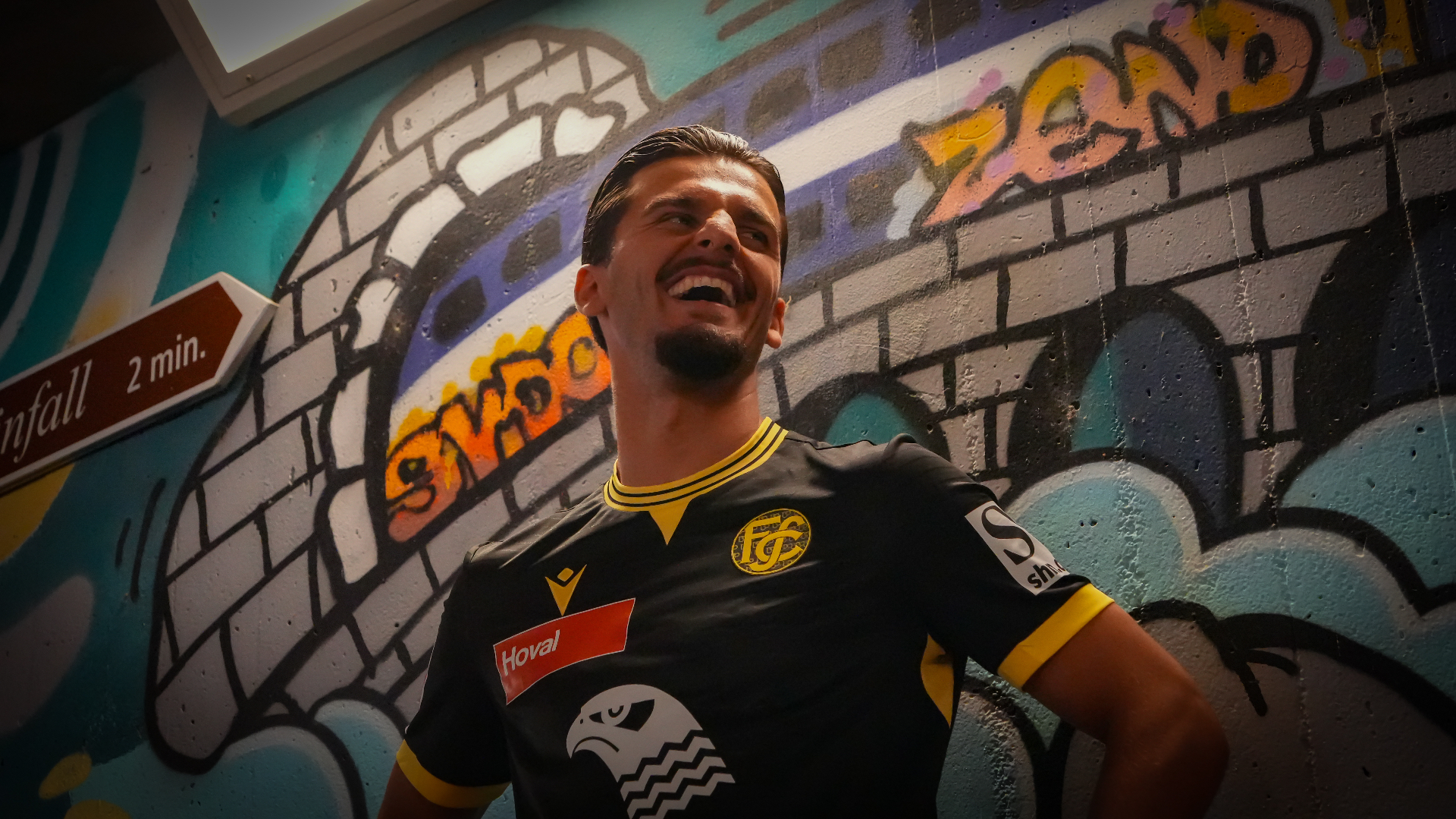 FC Schaffhausen — Spielerporträt vor Graffiti