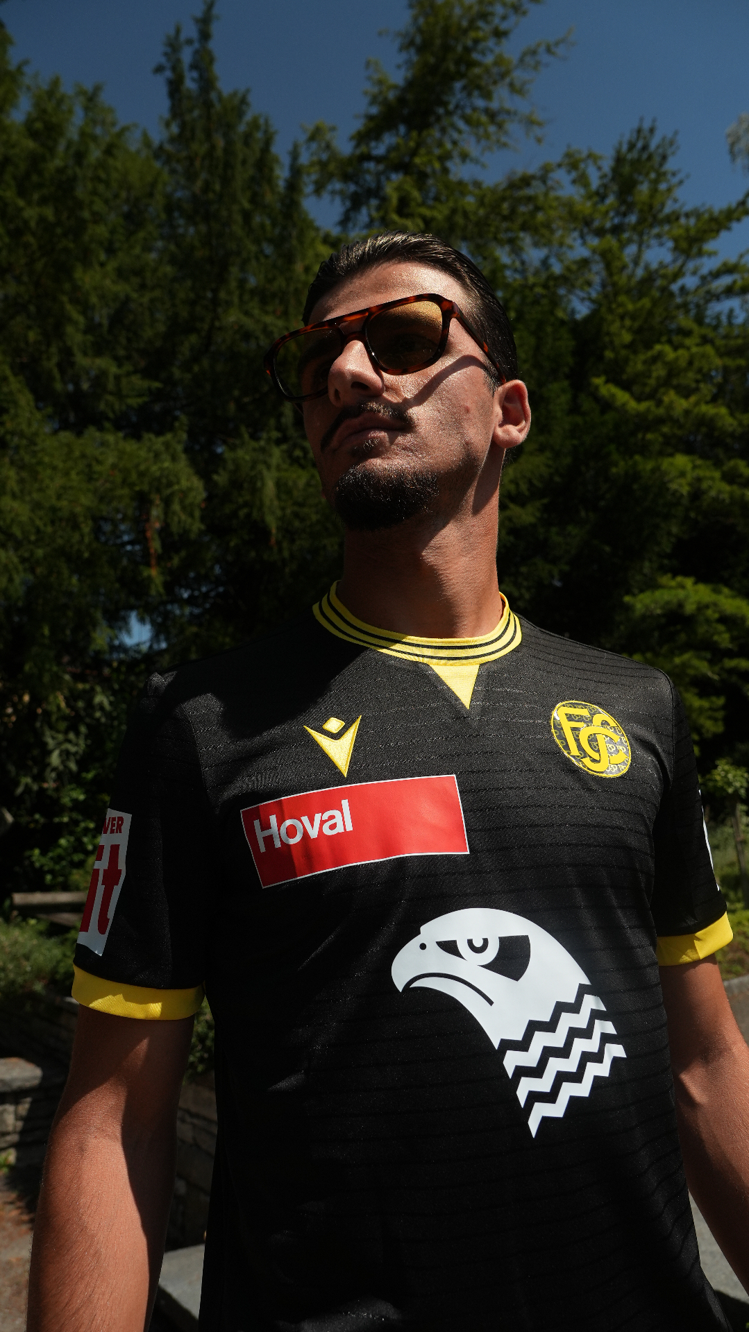 FC Schaffhausen — Spieler im Auswärtstrikot mit Sonnenbrille