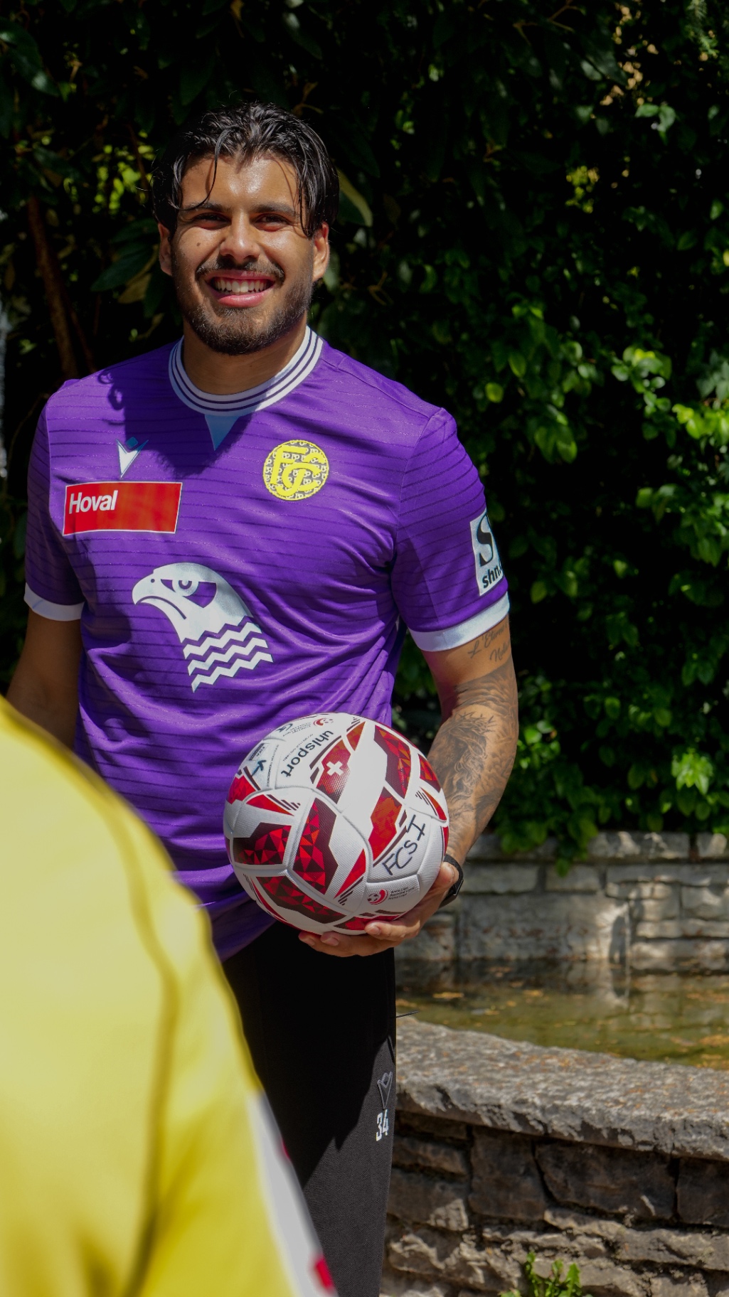 FC Schaffhausen — Spieler mit Ball im Heimtrikot