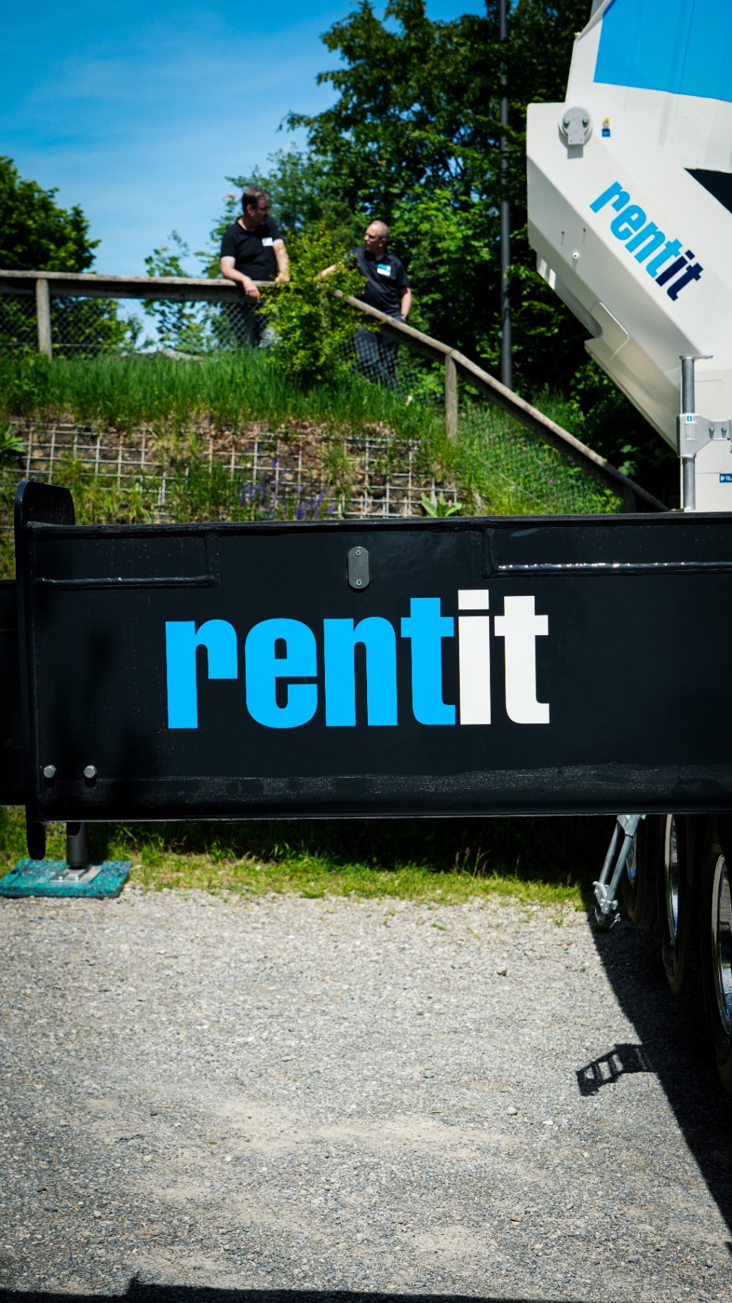 Rentit — Fahrzeug mit Team im Hintergrund